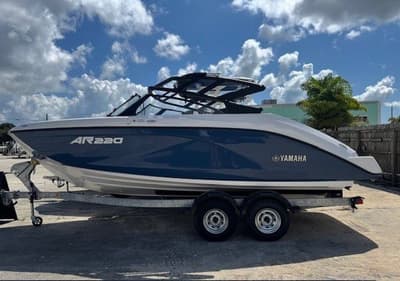 BOATZON | Yamaha Boats AR220 2025