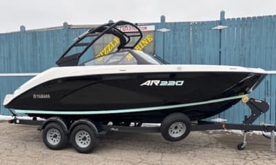 BOATZON | Yamaha Boats AR220 2026