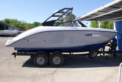 BOATZON | Yamaha Boats AR220 2026