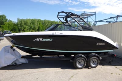 BOATZON | Yamaha Boats AR220 2026
