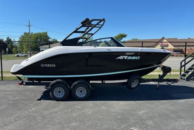 BOATZON | Yamaha Boats AR220 2026