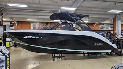 BOATZON | Yamaha Boats AR220 2026