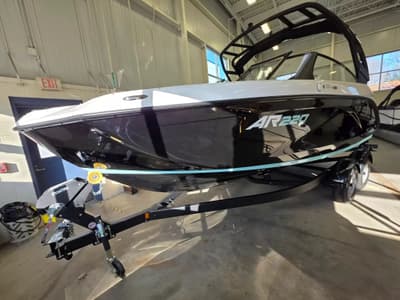 BOATZON | Yamaha Boats AR220 2026
