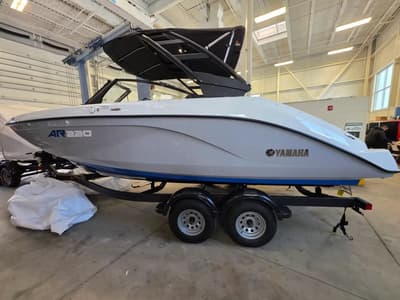 BOATZON | Yamaha Boats AR220 2026