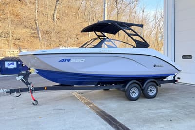 BOATZON | Yamaha Boats AR220 2026