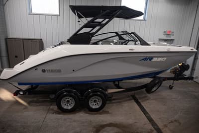 BOATZON | Yamaha Boats AR220 2026