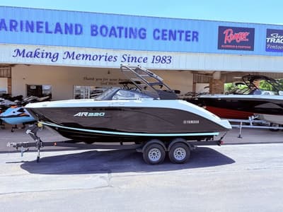 BOATZON | Yamaha Boats AR220 2026