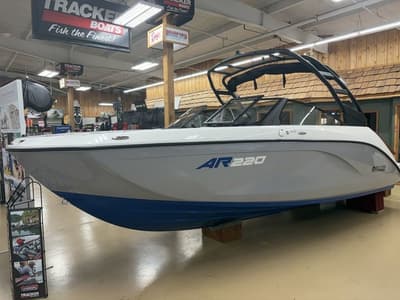 BOATZON | Yamaha Boats AR220 2026