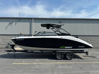 BOATZON | Yamaha Boats AR250 2022