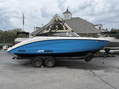 BOATZON | Yamaha Boats AR250 2023