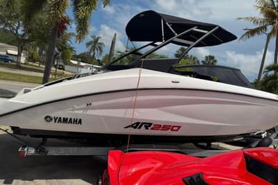 BOATZON | Yamaha Boats AR250 2024