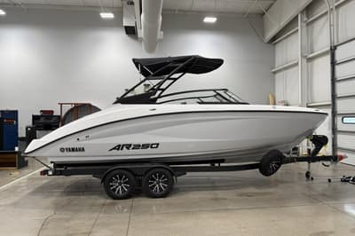 BOATZON | Yamaha Boats AR250 2025