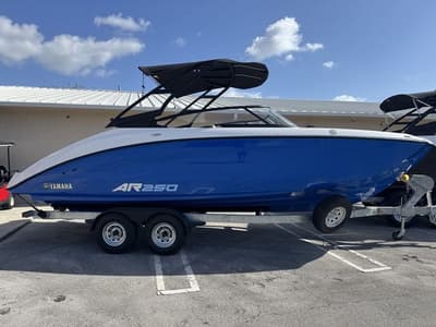 BOATZON | Yamaha Boats AR250 2025