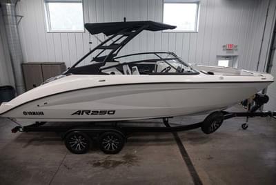 BOATZON | Yamaha Boats AR250 2025