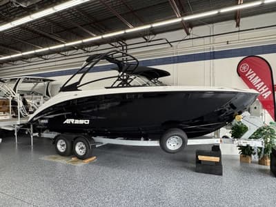BOATZON | Yamaha Boats AR250 2026