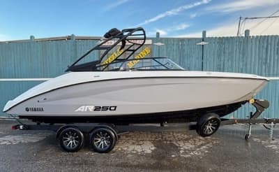BOATZON | Yamaha Boats AR250 2026