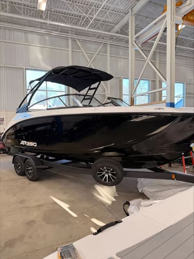 BOATZON | Yamaha Boats AR250 2026