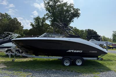 BOATZON | Yamaha Boats AR250 2026