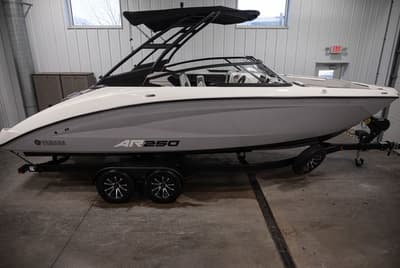 BOATZON | Yamaha Boats AR250 2026