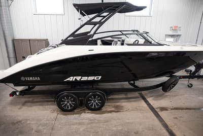 BOATZON | Yamaha Boats AR250 2026