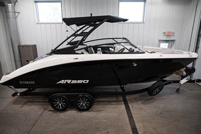 BOATZON | Yamaha Boats AR250 2026