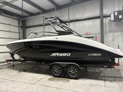 BOATZON | Yamaha Boats AR250 2026
