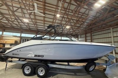 BOATZON | Yamaha Boats AR250 2026