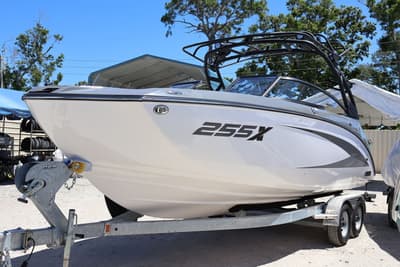 BOATZON | Yamaha Marine 255XESUEDE GRAYGALVANIZ 2025