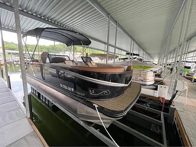 BOATZON | 2022 Avalon LSZ Elite Windshield 24 BOATZON | 2022 Avalon LSZ Elite Windshield 24