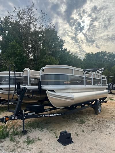 BOATZON | 2023 Sun Tracker PARTY BARGE 18 DLX