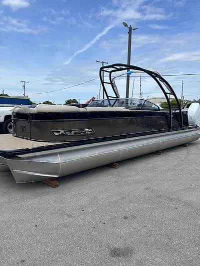 BOATZON | 2023 Tahoe Pontoons 29 FT ELITE WINDSHIELD