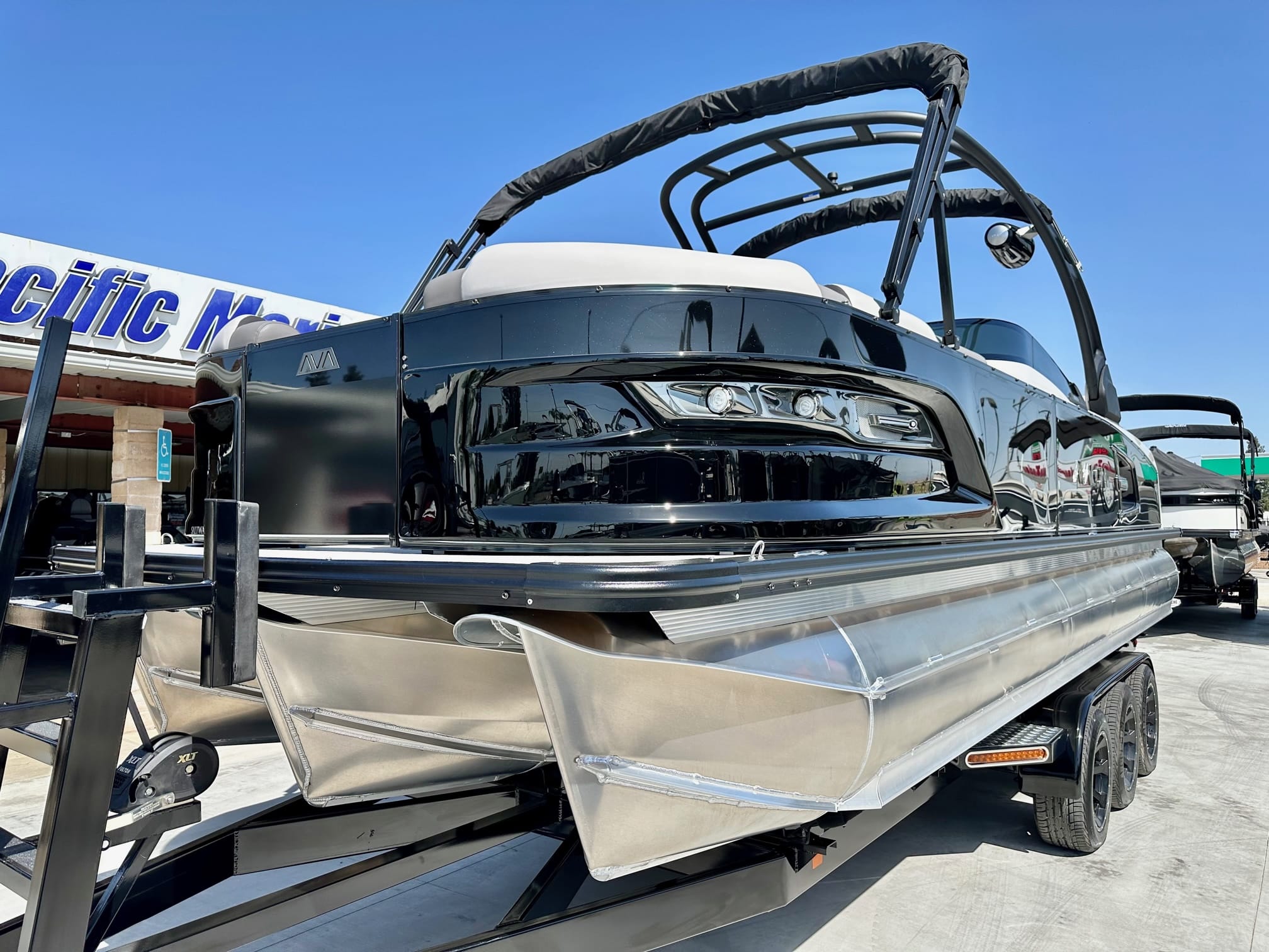 New 2024 Avalon Excalibur LTD 27 FT Versatile Rear Bench