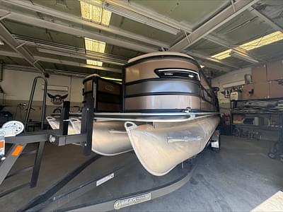 BOATZON | 2025 Bentley Pontoons 253 ELITE SWINGBACK W 400HP MERCURY TRAILER BOATZON | 2025 Bentley Pontoons 253 ELITE SWINGBACK W 400HP MERCURY TRAILER