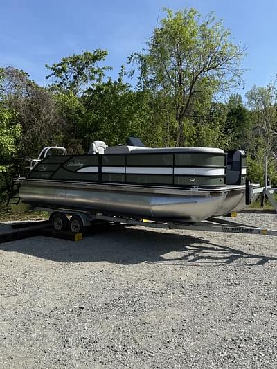 BOATZON | 2025 Bentley Pontoons Legacy 223 Swingback BOATZON | 2025 Bentley Pontoons Legacy 223 Swingback