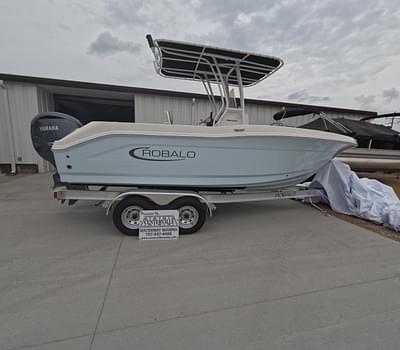 BOATZON | 2025 Robalo R200   Arriving  In stock trailer included