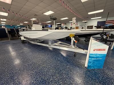 BOATZON | 2025 Xpress HyperLift Bay H20B
