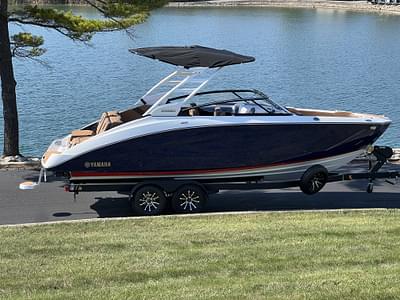 BOATZON | 2025 Yamaha 252SD Only 1 Yacht Blue Left