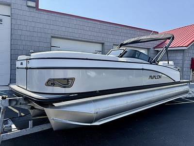 BOATZON | Avalon 2385 Catalina Quad Lounger Shift Windshield Tri Toon High Performance 2025