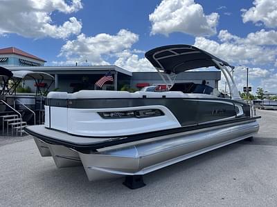 BOATZON | Avalon 2785 Excalibur LTD Windshield Tri Toon Mercury 350 V10 2025 BOATZON | Avalon 2785 Excalibur LTD Windshield Tri Toon Mercury 350 V10 2025
