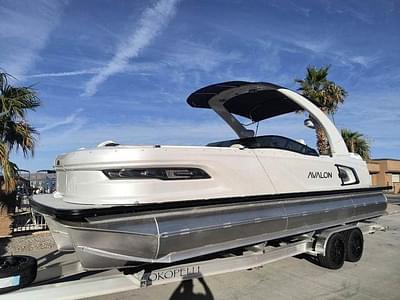 BOATZON | Avalon Excalibur Quad Lounge Windshield 27 FT 2025