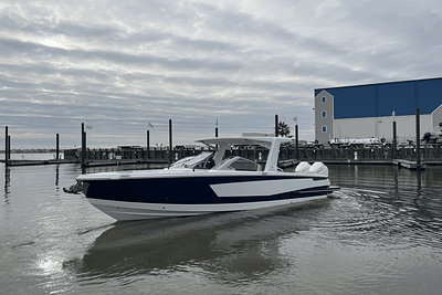 BOATZON | Aviara AV32 Outboard 2024