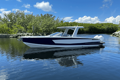 BOATZON | Aviara AV32 Outboard 2024