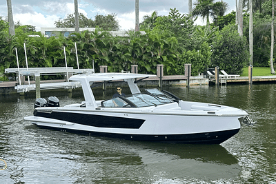 BOATZON | Aviara AV32 Outboard 2024