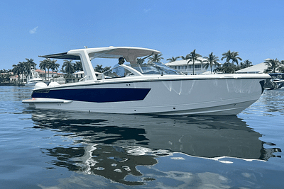 BOATZON | Aviara AV32 Outboard 2024