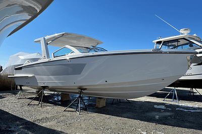 BOATZON | Aviara AV32 Outboard 2024