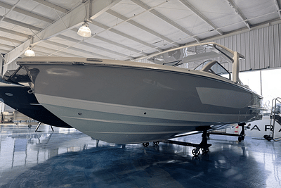 BOATZON | Aviara AV32 Outboard 2025