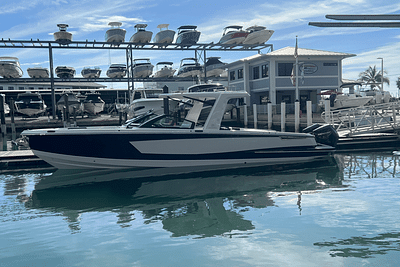 BOATZON | Aviara AV32 Outboard 2025