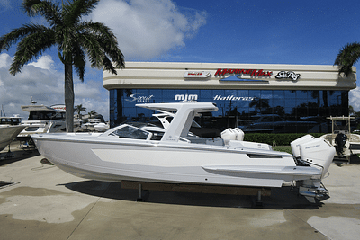 BOATZON | Aviara AV32 Outboard 2025