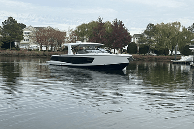 BOATZON | Aviara AV40 Outboard 2025