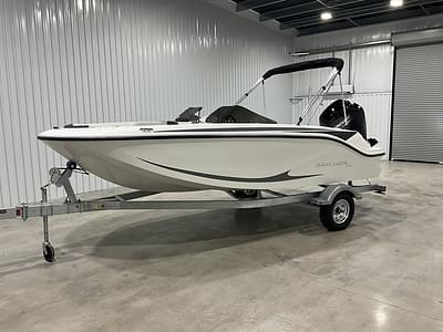 BOATZON | Bayliner M17 2024